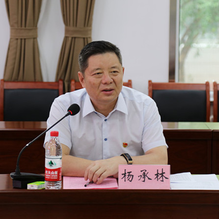 山东金年金字招牌诚信至上集团党委书记杨承林同志与新入党同志进行集体谈话